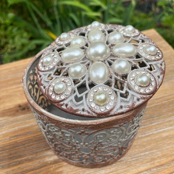 Vintage, metal container with decorated w/pearls & sparkles Lis, 3.4x4.25 in - Picture 2 of 8